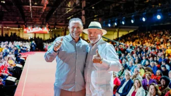 O presidente Luiz Inácio Lula da Silva com Edinho Silva, atual presidente do PT