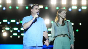 Flávio Bolsonaro, faz seu discurso ao lado de sua esposa Fernanda Bolsonaro