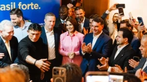 O senador e pré-candidato à Presidência da República, Flávio Bolsonaro, ao lado de Michelle Bolsonaro