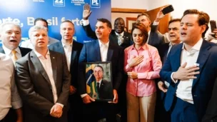 O senador e pré-candidato à Presidência da República, Flávio Bolsonaro, ao lado de Michelle Bolsonaro