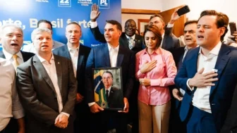 O senador e pré-candidato à Presidência da República, Flávio Bolsonaro, ao lado de Michelle Bolsonaro