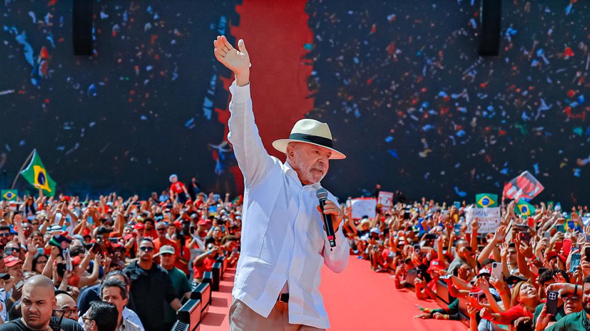Lula é aconselhado a tirar o terno e vestir camisa de candidato