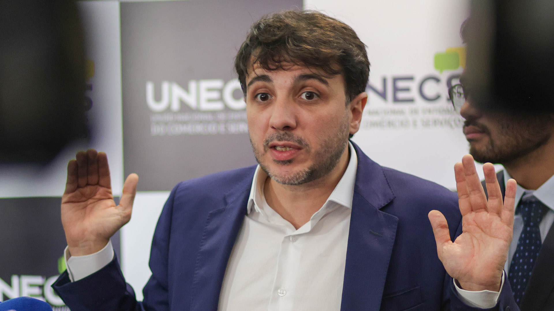 A indignação e a irônica inspiração de Renan Santos no PT