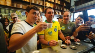 O candidato à presidência da República, Flávio Bolsonaro e Nikolas Ferreira