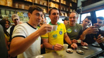 O candidato à presidência da República, Flávio Bolsonaro e Nikolas Ferreira