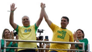 O senador Flávio Bolsonaro, candidato à presidência da República, com vice Alfredo Gaspar