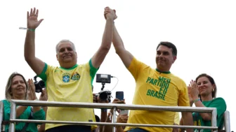 O senador Flávio Bolsonaro, candidato à presidência da República, com vice Alfredo Gaspar