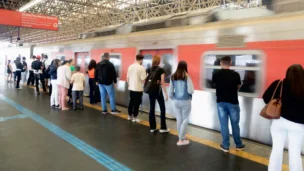 Metrô, Estação Itaquera do Metrô, Trem, Pessoas