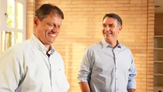 Flávio Bolsonaro aposta em parceria com Tarcísio de Freitas