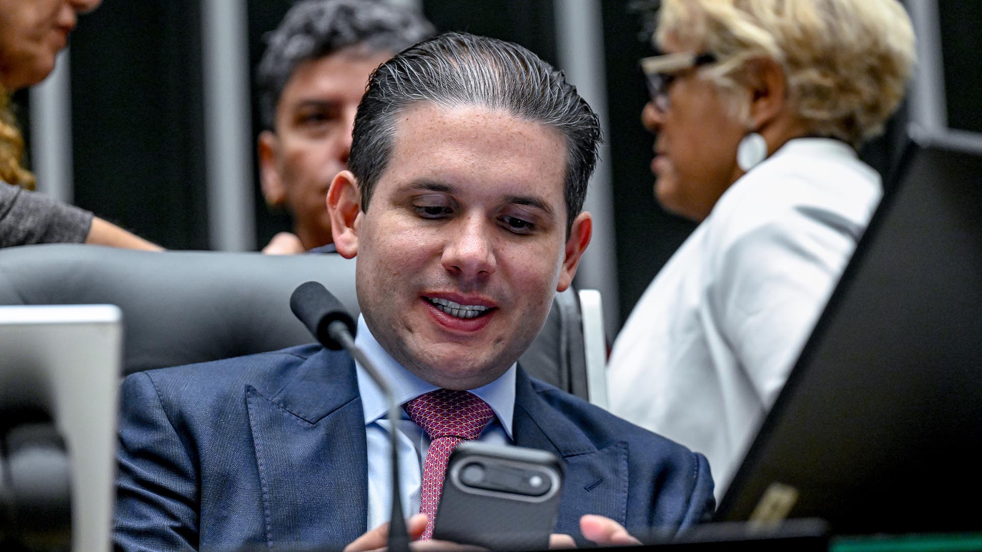 Com alianças à esquerda, Motta avança no plano para conter a força do PL na Câmara