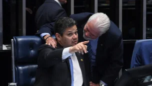 O presidente do Senado Federal, senador Davi Alcolumbre e o senador Jaques Wagner