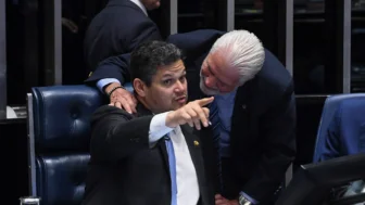 O presidente do Senado Federal, senador Davi Alcolumbre e o senador Jaques Wagner