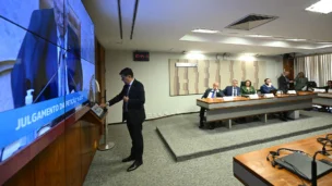 Painel exibe sessão plenária do Supremo Tribunal Federal (STF).