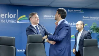 O advogado-geral da União, Jorge Messias, com o ministro André Mendonça