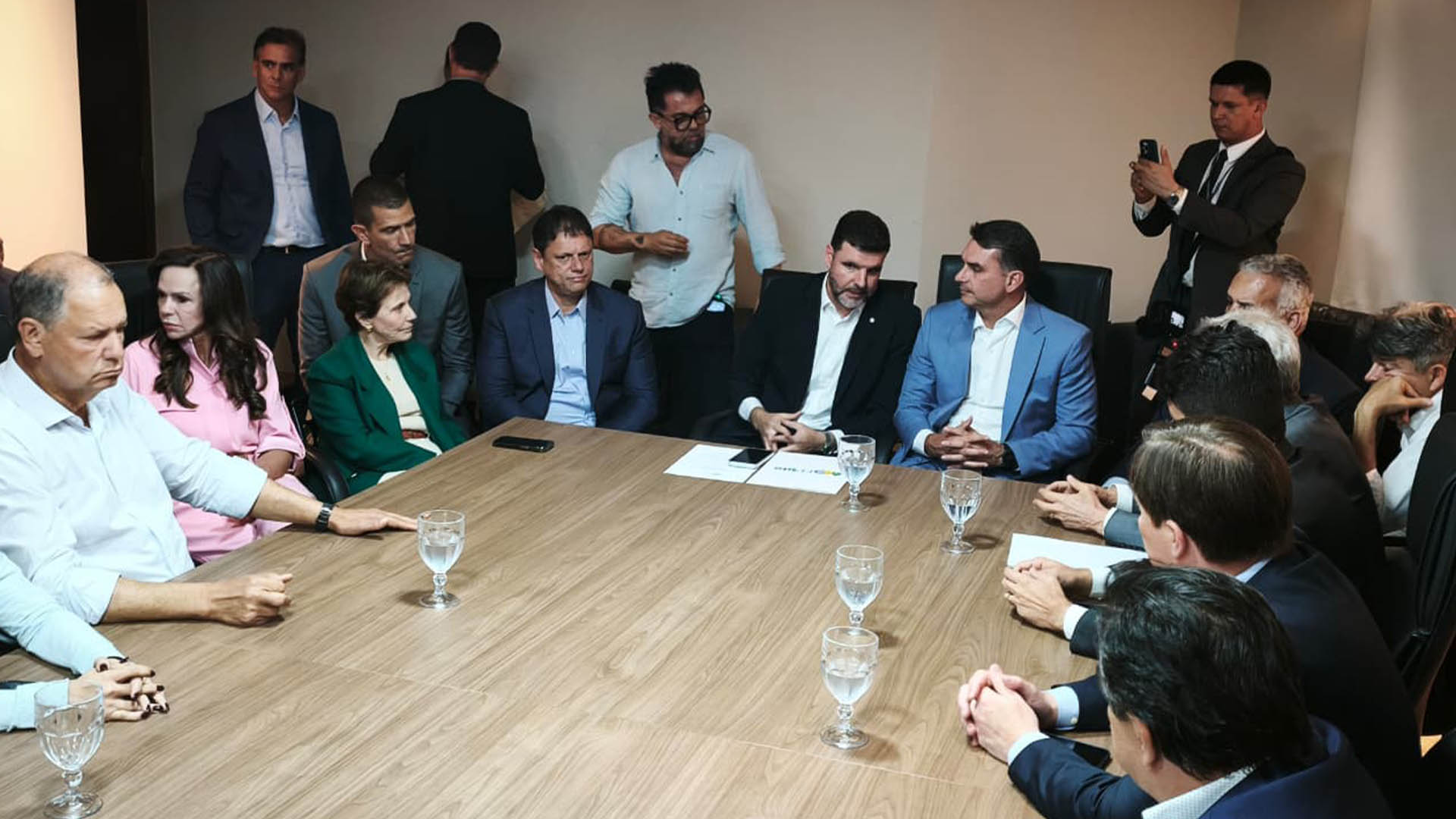 O que Flávio Bolsonaro disse em reunião com a bancada ruralista