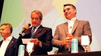 O presidente nacional do Partido Liberal (PL), Valdemar Costa Neto, Flávio Bolsonaro