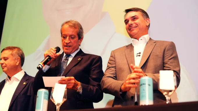 O presidente nacional do Partido Liberal (PL), Valdemar Costa Neto, Flávio Bolsonaro