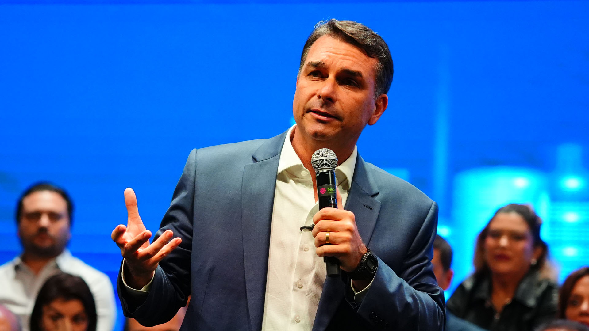 O que o entorno de Flávio Bolsonaro espera do debate da Band