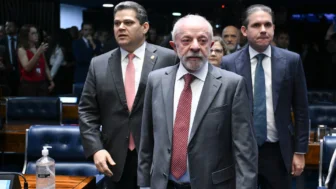 Presidente da República Luiz Inácio Lula da Silva, ao lado do presidente do Senado Federal, senador Davi Alcolumbre, presidente da Câmara dos Deputados, deputado Hugo Motta