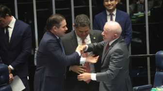 Presidente da República Luiz Inácio Lula da Silva, ao lado do presidente do Senado Federal, senador Davi Alcolumbre, presidente da Câmara dos Deputados, deputado Hugo Motta