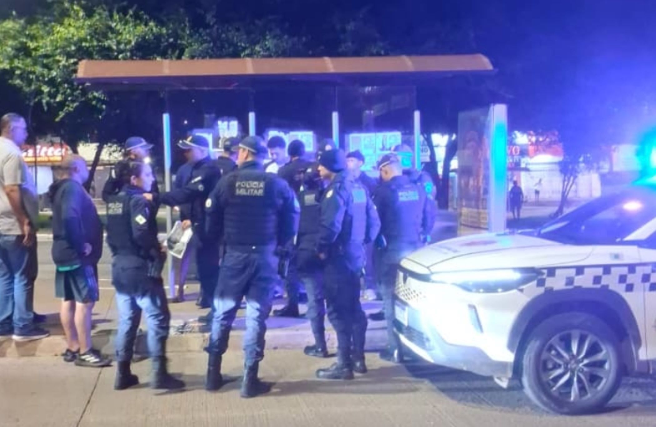 Uma parada de ônibus e três detidos: a nova pista de cartazes contra Celina