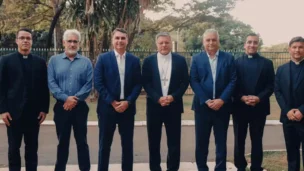 Flávio Bolsonaro e Alfredo Gaspar, candidatos à presidência e vice-presidência do Brasil, em foto com membros da Arquidiocese de Brasília