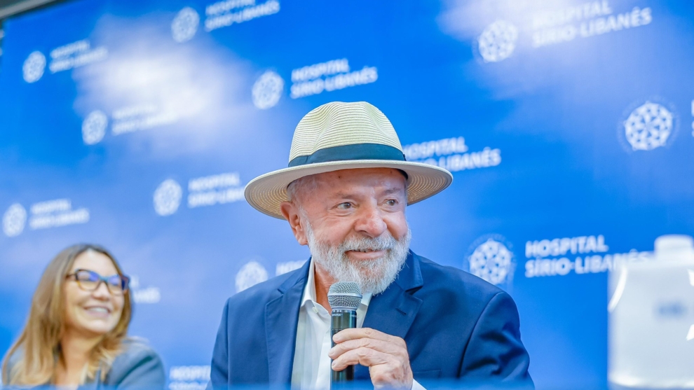 O presidente Luiz Inácio Lula da Silva dá entrevista no hospital Sírio Libanês após ter alta médica