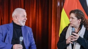 A ministra da Gestão e Inovação, Esther Dweck, com o presidente Luiz Inácio Lula da Silva