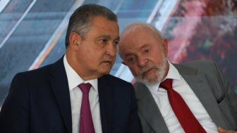O presidente da República Luiz Inácio Lula da Silva acompanhado do ministro da Casa Civil Rui Costa