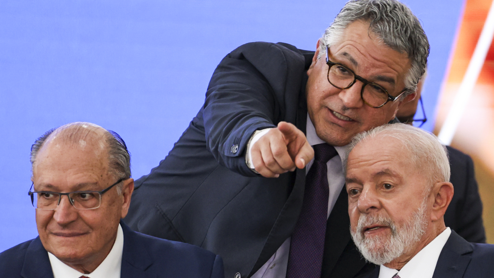 O vice-presidente Geraldo Alckmin, o ministro de Relações Institucionais, Alexandre Padilha, e o presidente Luiz Inácio Lula da Silva