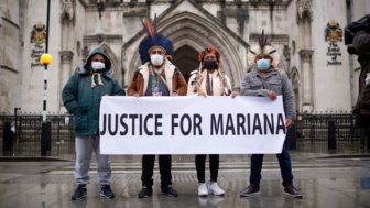 Moradores da região atingida pelo rompimento da barragem de Mariana em Londres, onde corre processo contra a BHP