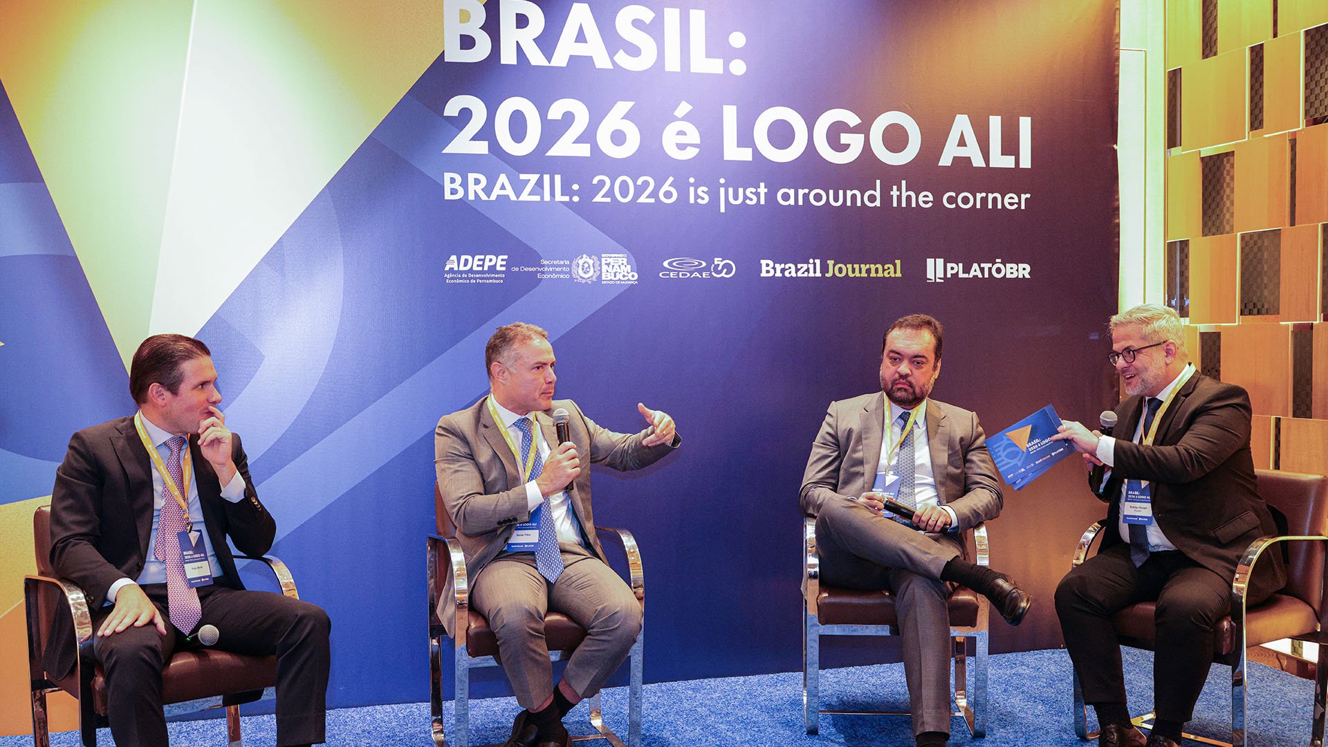 O presidente da Câmara dos Deputados, Hugo Motta, o ministro dos Transportes, Renan Filho, e o governador do Rio de Janeiro, Cláudio Castro, em debate do PlatôBR em Nova York, com mediação do jornalista Rodrigo Rangel