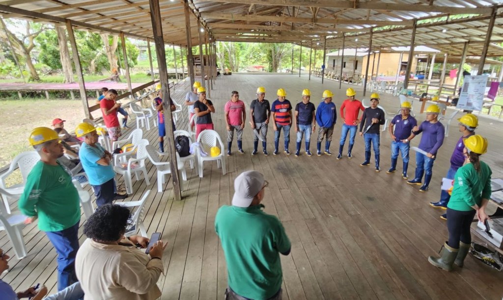 Agricultores familiares em treinamento sobre manejo