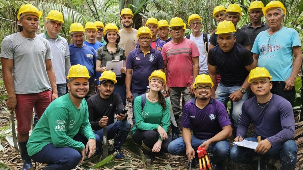 Equipe da Conexsus com agricultores familiares